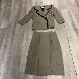 Vintage Le Suit Tan and Black Women's Skirt Set